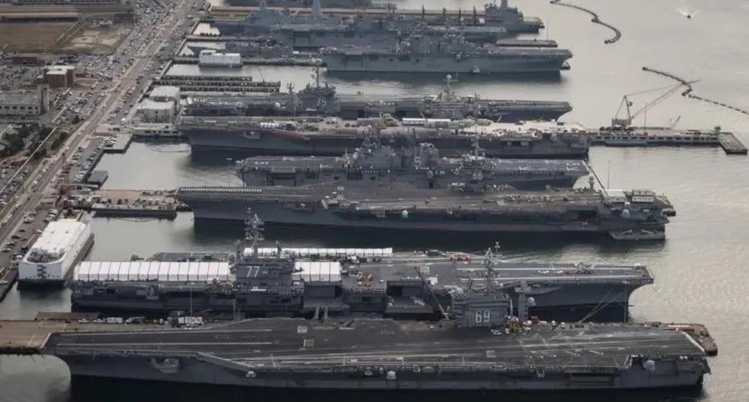 有人说，一旦爆发海战，全球有哪些国家能抵挡住美国的11艘核动力航母？

看到这个其实我真的很想笑，因为他们根本不了解美国航母的实际情况：

目前在中东只有第3航母战斗群，35岁的林肯号，已经部署了9个