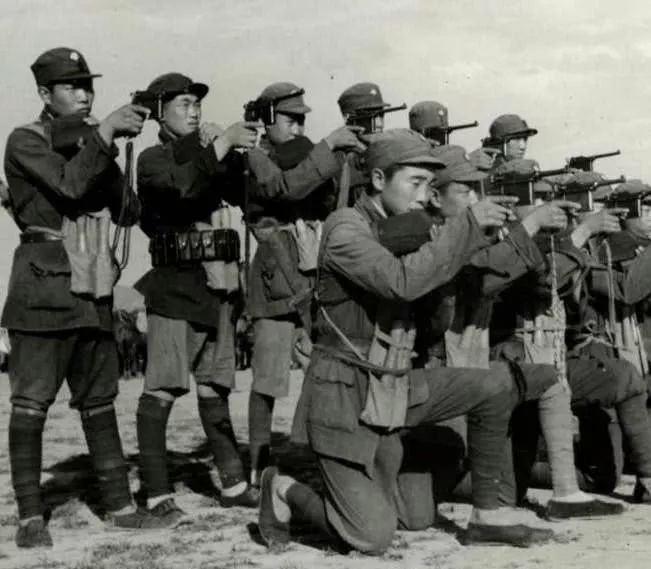 民国早期军阀部队的士兵使用的都是单发后拉式步枪，必须拉一下枪栓才能发射一发子弹，