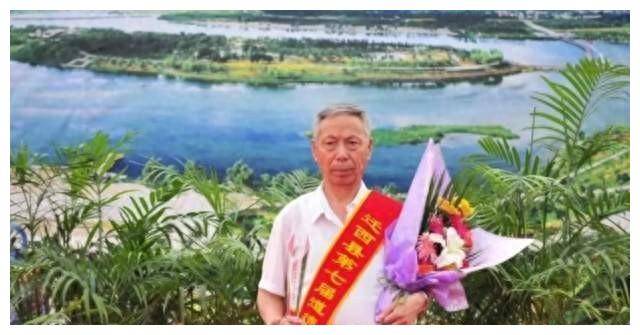 今年，河北迁西县的退休干部马树山、江西万年县的退休教师李长柳举报各自的县委书记李贵富、毛奇引爆了网络。
马树山和李长柳本该是颐养天年，远离纷争，却勇敢地走上举报之路，而且成功地将两名涉嫌违纪违法的县委