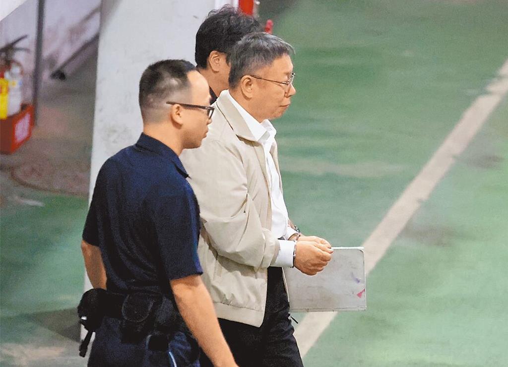 柯文哲麻烦大了。9月5日，台湾民众党主席柯文哲因卷入京华城案件，被台北地方法院法官裁定二度羁押禁见，被收押在看守所。
柯文哲惹上