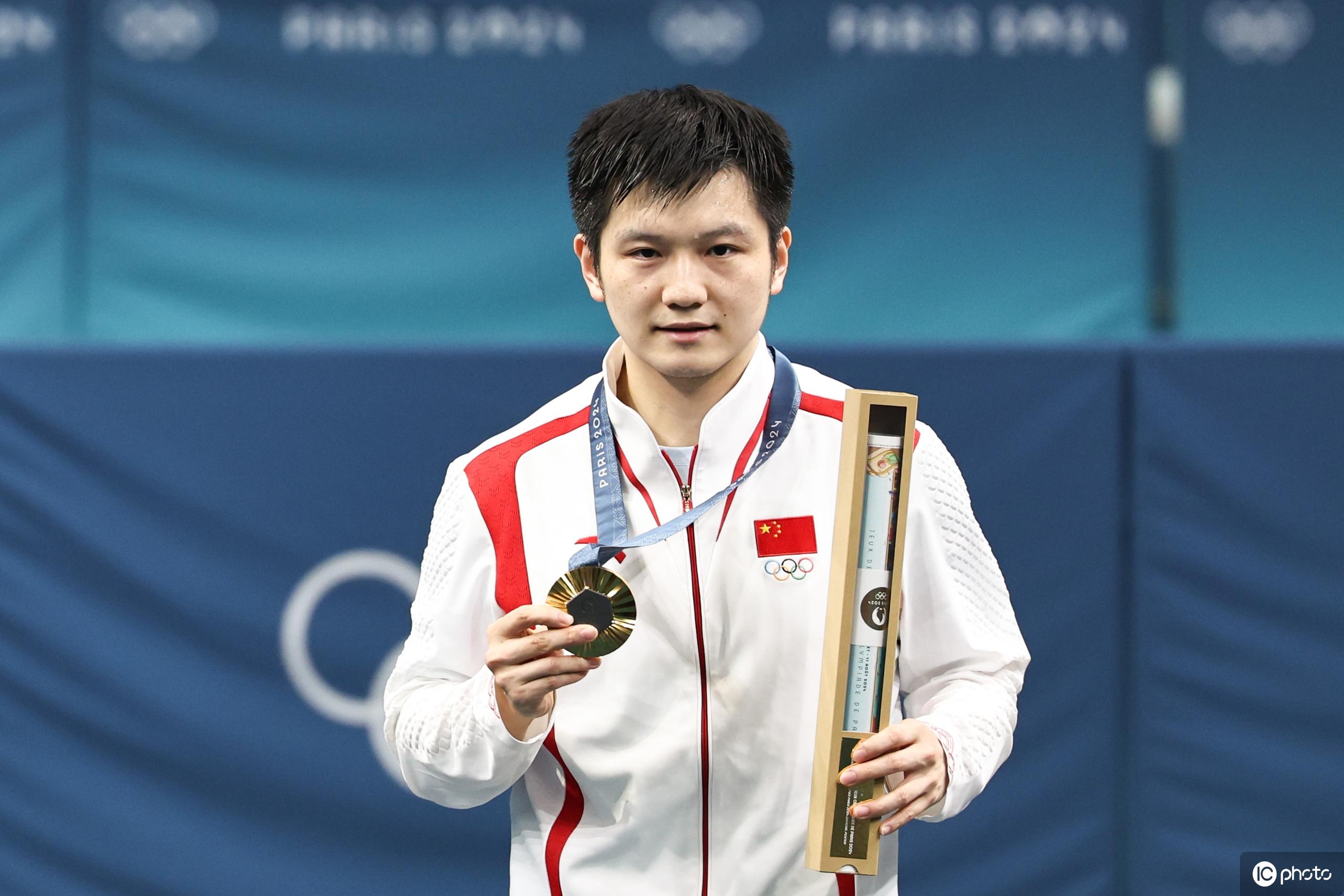 
  【国球荣耀】樊振东加冕乒坛大满贯，4-1霸气夺金！
在乒乓球的赛场上，中国选手一直是世界关注的焦点。今天，我们再次见证了中国乒乓球的辉煌时刻——樊振东以4-1的比分夺得男单金牌，实现了乒坛大满贯