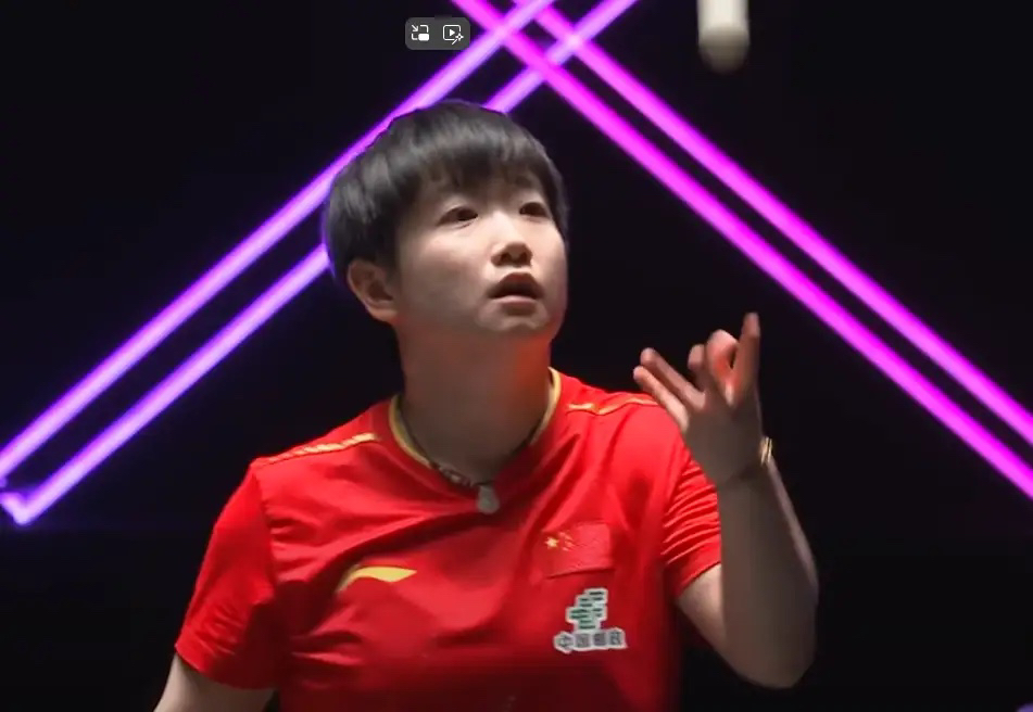 随着孙颖莎4-3王曼昱夺冠，女单世界前五更新如下

1、孙颖莎（卫冕冠军）：卫冕成功，获得1000冠军积分，积分不变，最新积分12200分，世界第1

2、王曼昱（上届四强）：本届亚军，获得700积分