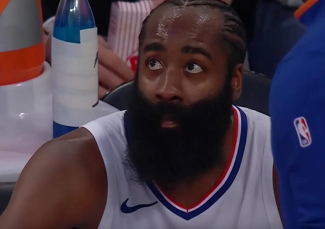 北京时间5月1日NBA快船队中锋祖巴茨接受随队记者采访，公开谈到了昨天客场115：131惨败掘金队的比赛情况以及回应了队友哈登的低迷状态：“

这是一场让我们备受打击的比赛，很显然在掘金队的主场他们表