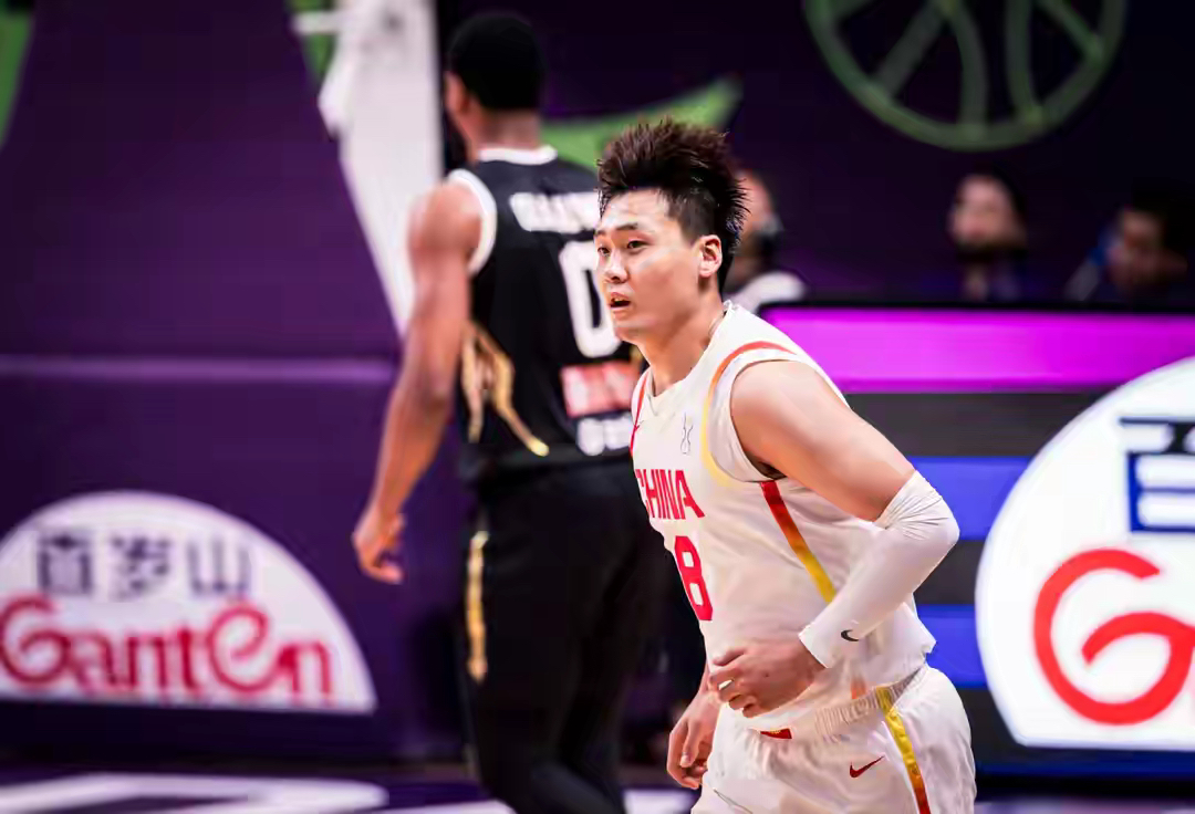 亚洲杯中国男篮90-68轻取约旦，小组赛三连胜！

毫无疑问，最大功臣是胡金秋，攻防两端均衡，还能持球快攻，还在进步！个人技术娴熟！每场比赛都是兢兢业业，由于余嘉豪被针对，他承担球队大部分时间！而且发