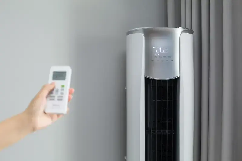 夏天开空调怎样才能更省电呢？

1. 温度调26℃：不高不低最省电，晚上睡觉开28℃。

2. 别开太低：调到16℃不会凉更快，反而更费电。  

3. 开空调+开风扇：风扇让冷气跑得快，体感更凉快。