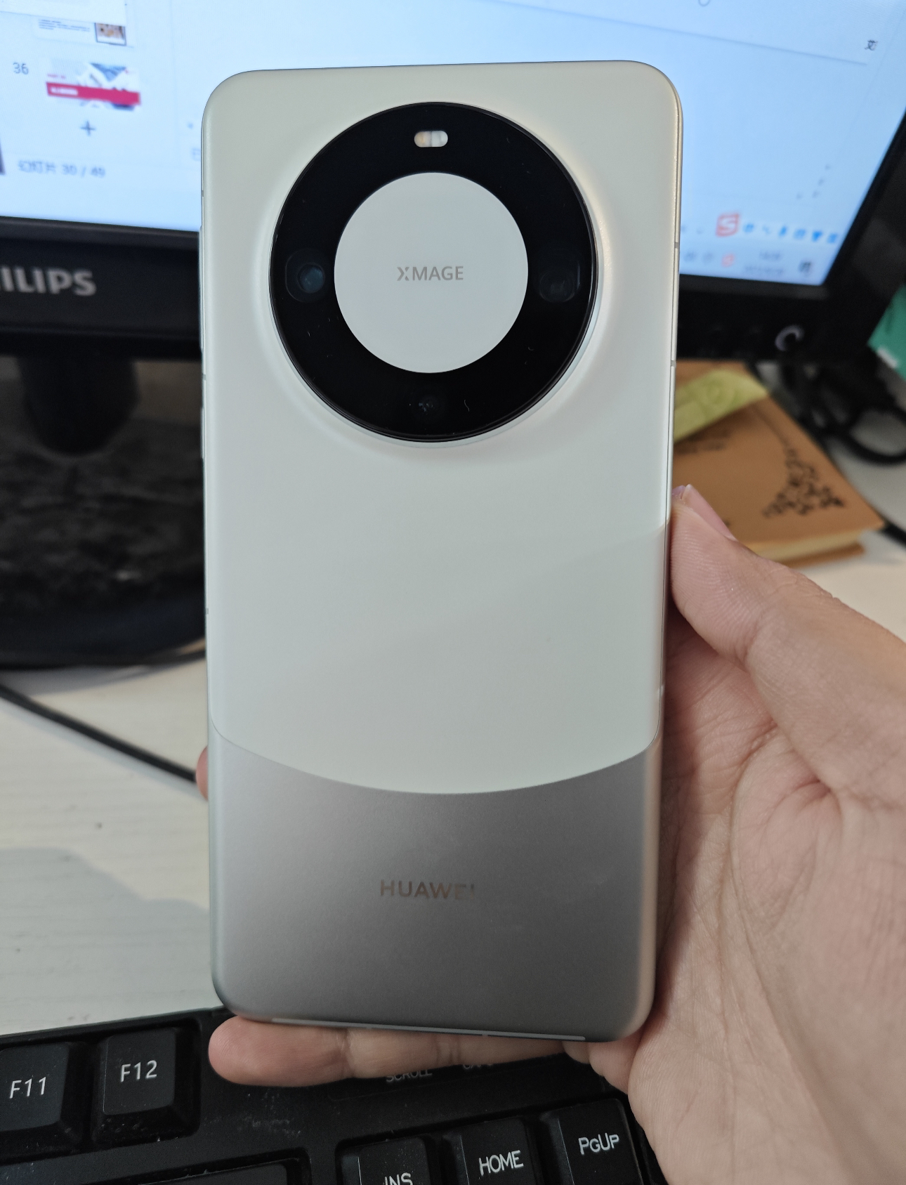 因为我在华为商城抢了一部华为Mate 60 Pro，同事羡慕的不行，找黄牛加钱入手了一部，到手就后悔了，他觉得加钱买手机就是大冤种
我说：你现在去看看，再找黄牛加价500绝对买不到新机
博主说的很对，