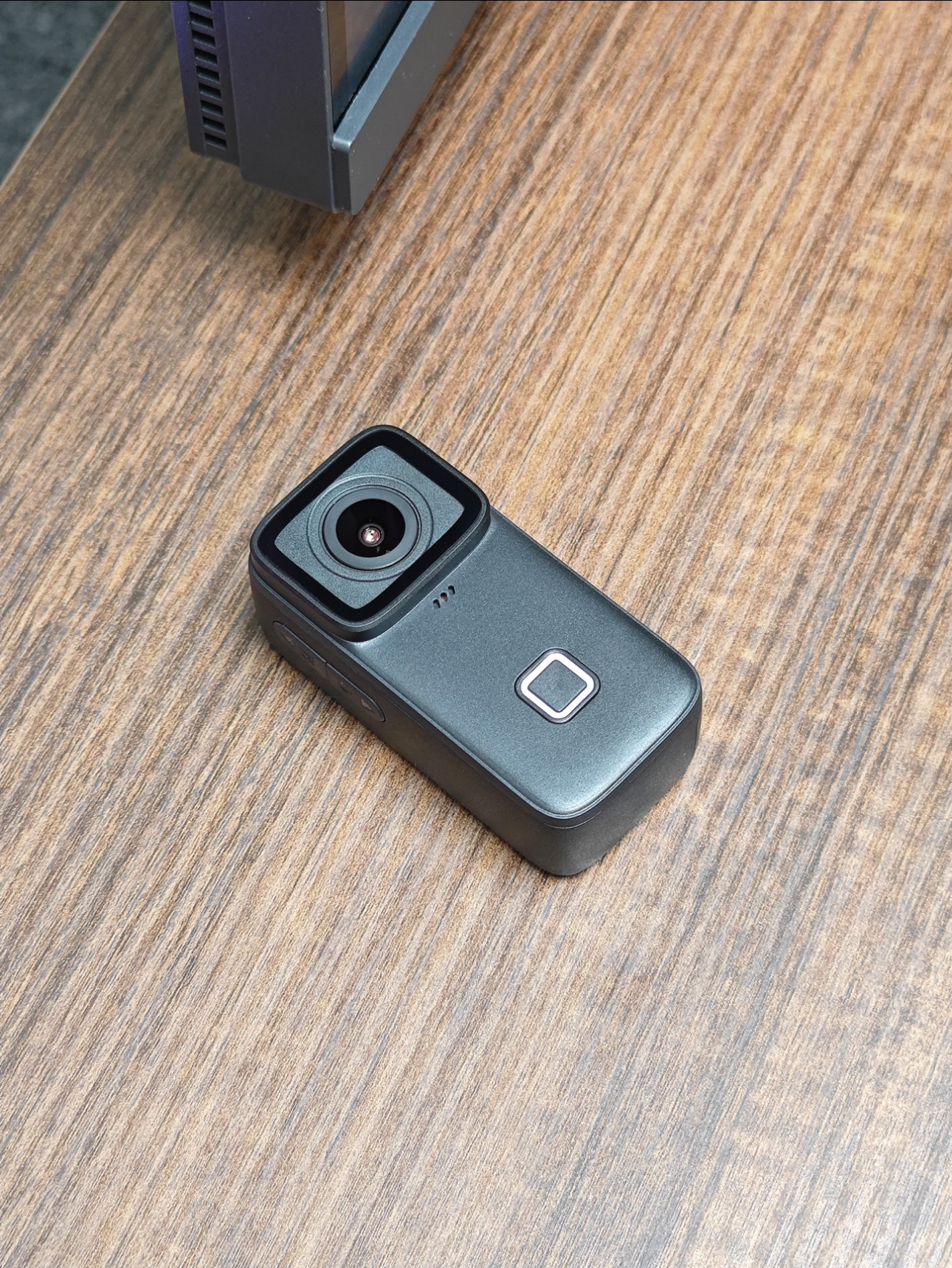 圣诞节就快要到了，很多人在纠结到底送男朋友什么礼物合适，在这里我就推荐一款SJCAM速影C200 Pro运动相机，哪个男生看到这个礼物会不开心呢？尤其是喜欢户外运动的男生。

在面对户外的各种风雨雪极