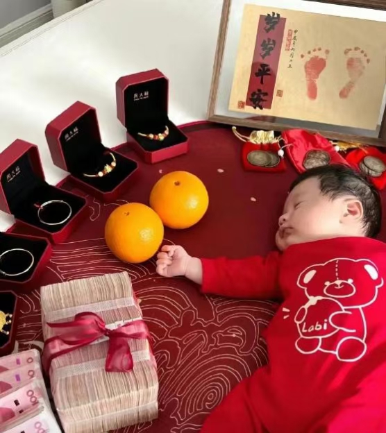 小宝宝一出生就赢在起跑线上！网友：有的人一出生就在终点线上！还有的人赢在起跑线！而我不一样，我出生就在观众席！