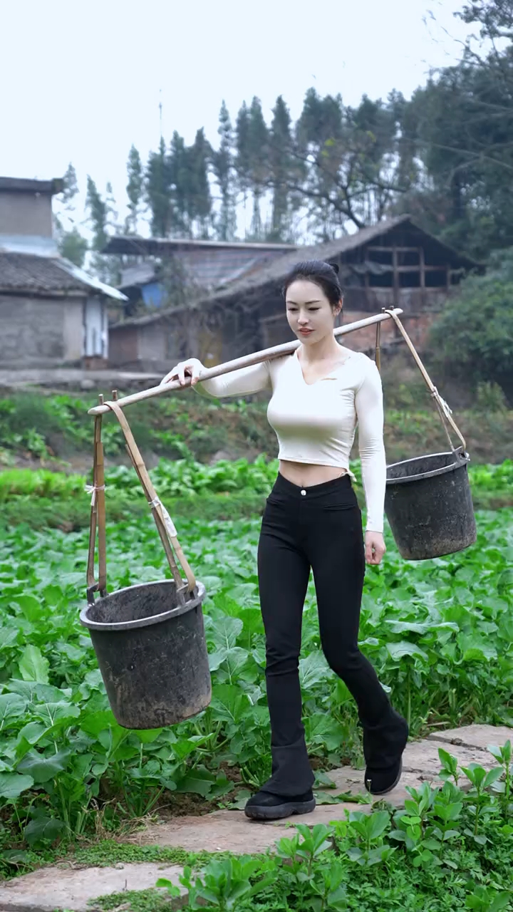 如果这是你老婆，带她去菜园浇地，会怎么样