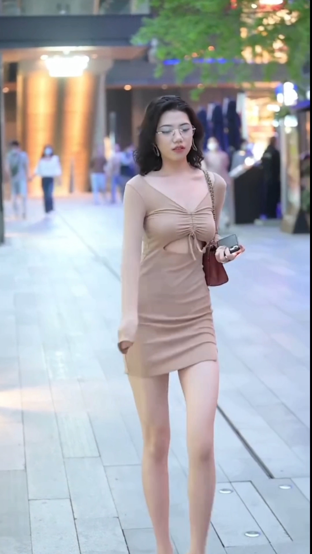 请问谁来解释一下衣服上那个洞是做什么用的
