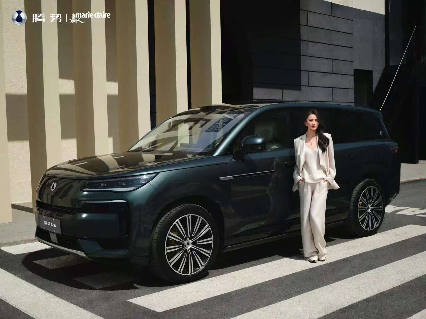 就在近日，腾势汽车正式官宣实力派演员蒋勤勤成为腾势N9产品体验官，这一消息公布之后吸引了很多人的关注。

在官方发布的体验短片中，蒋勤勤身着简约优雅的服装，与腾势 N9 一同亮相，画面极具视觉冲击力。