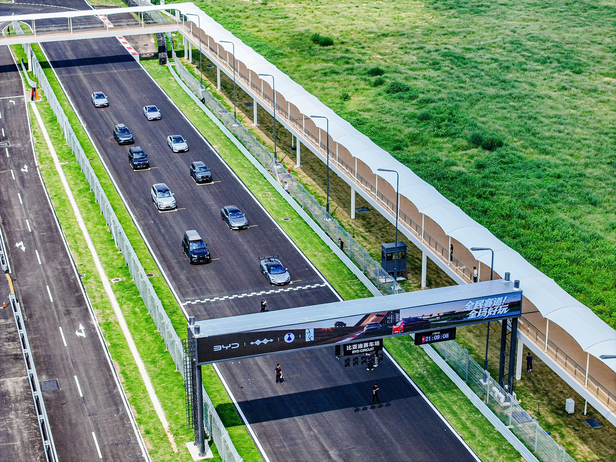 郑州游玩新去处，比亚迪全地形赛车场开业，助力百万人下赛道。

8月14日，比亚迪郑州赛车场正式开业，这可是国内首批新能源专属的全地形赛车场！不同于传统赛车场的单一赛道设计，比亚迪将全国特色地形 “搬进