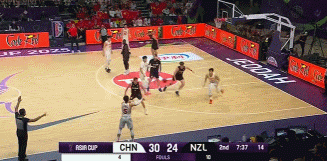 中国男篮这次亚洲杯最大的收获就是王俊杰了！
王俊杰不愧是在美国打球的，
他的打球风格非常的美式，
个人能力真的是碾压国内球员。
看就他打新西兰，
连续三个进球，有内有外，
打法有点像安东尼。
王俊杰有