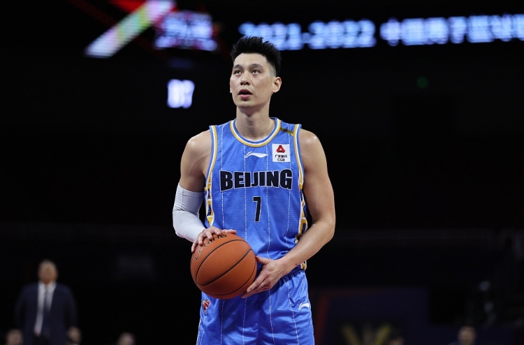 CBA的强度其实并不比NBA高，
只是这个联赛充满各种非法动作，
教练们会让自己的球员对对方头号得分手痛下杀手，
这一点林书豪深有体会，
甚至有传言某个教练让球员废了林书豪，
而林书豪后面离开CBA，