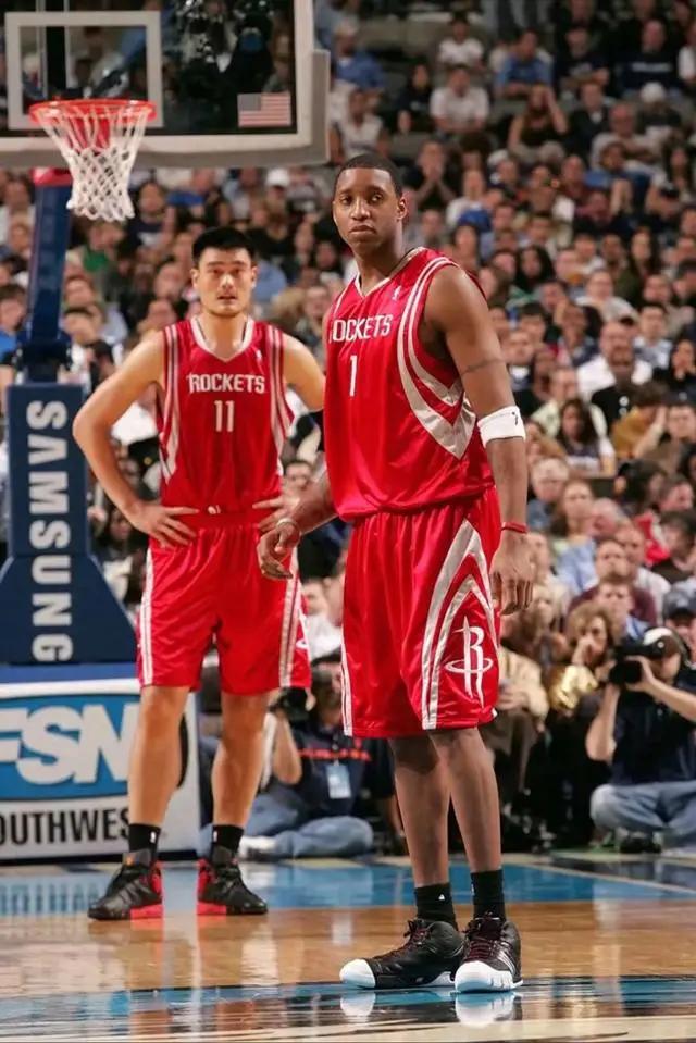 NBA曝出了黑幕！
黑哨多纳吉表示联盟会强调并且提醒裁判去帮助落后的球队。比如某支球队0比2落后时，联盟会把裁判叫到一起，告诉他们某些哨子该怎么吹，这些吹法都是利于落后球队、不利于领先球队的，这样下来
