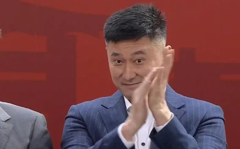 不查不知道，一查吓一跳！
万万没想到，
广东男篮主教练杜锋竟然才44岁，
这个年纪很多球员才刚刚退役，
但是杜锋已经当了十几年教练了。
而且，44岁正是年富力强的时候，
杜锋的头发已经白了一大半，
由