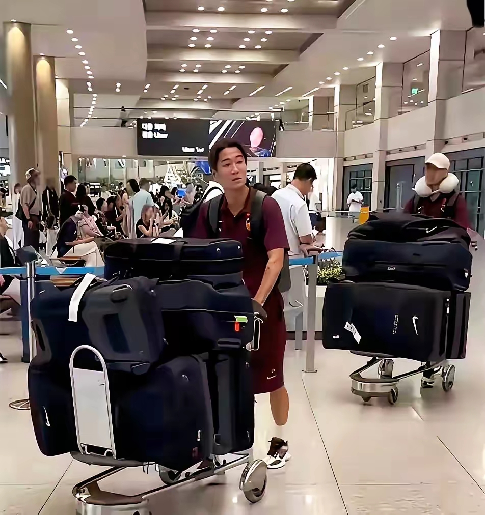 国足这是去度假了吗？
国足这次去韩国参加东亚杯，
每个球员推着一车行李，
首场比赛却被踢了个3比0，
真的搞不懂他们为什么会有一车行李。
都说差生文具多，
看来这句话说的非常对，
国足踢的踢得这么差，