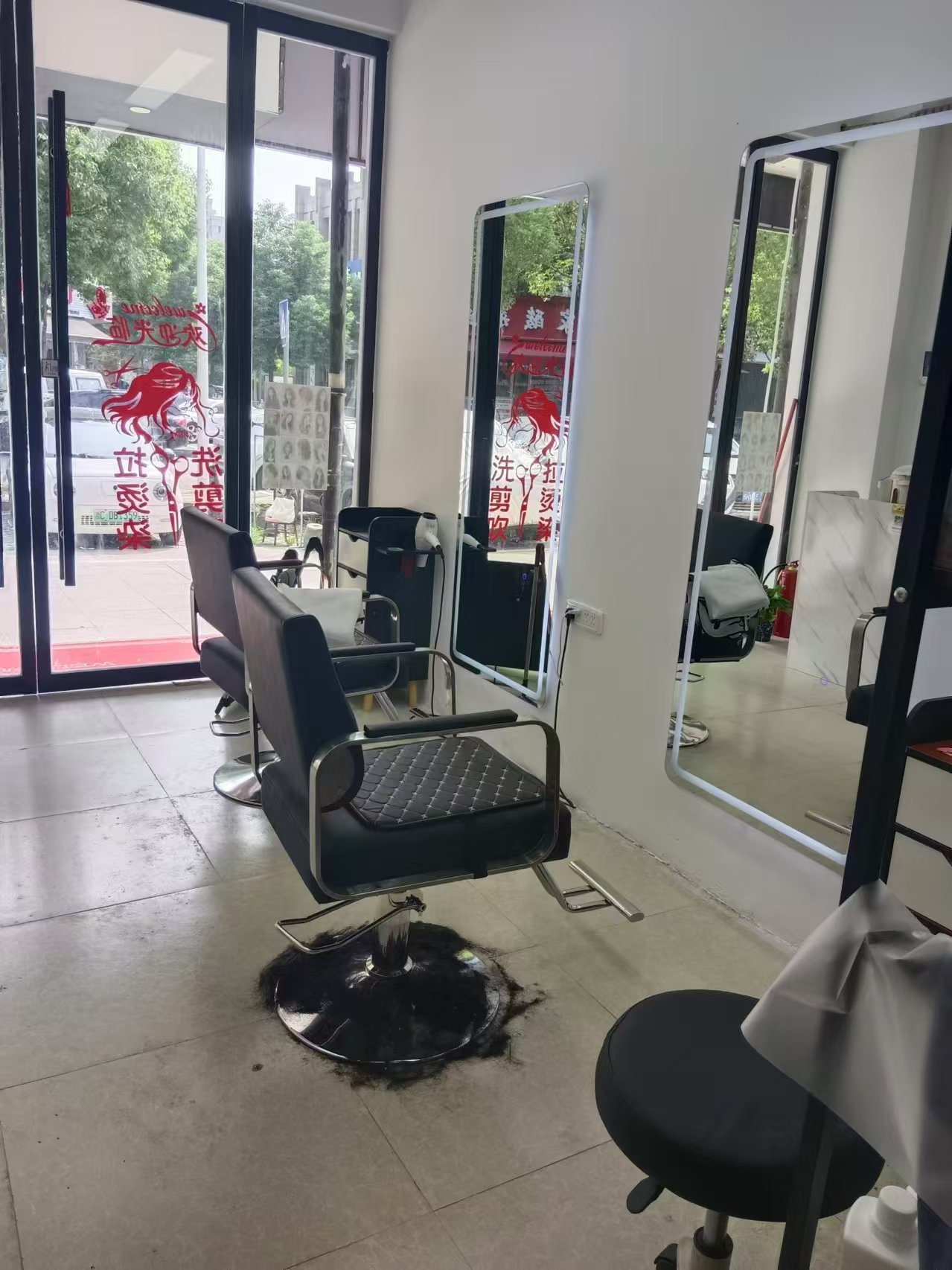 刚才陪老公去理发，听老板娘说她家楼上一个31岁的小伙子跳楼自杀了！我们听了都非常的震惊，31岁，对于男人来说三十而立，正是意气风发风华正茂的大好年华，怎么会说轻生就轻生了呢？老板娘还说他已经结婚了，扔