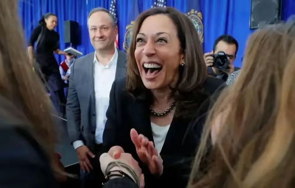 哈里斯稳赢了！
哈里斯这次稳赢了，不是因为她的能力有多强，她几乎没有什么能力，更没有治国理政的经验！
​哈里斯稳赢了，她能赢，不是因为她有什么个人魅力，她除了哈哈大笑不会别的，她的笑有时让人毛骨悚然！