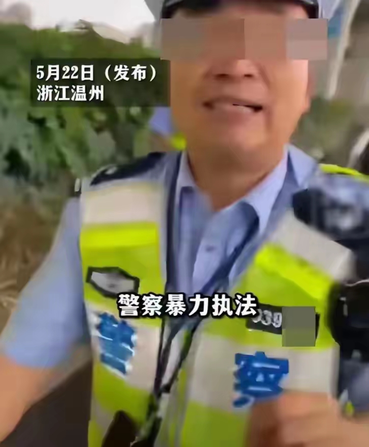 交警暴力执法锁喉男子？官方回应来了！处理结果也出来了


交警暴力执法后续来了！

最终的处理结果也出来了

那个，锁喉式执法的交警也后悔了！

警方回应：表示已经对他进行处分了！

但尽管如此，发现