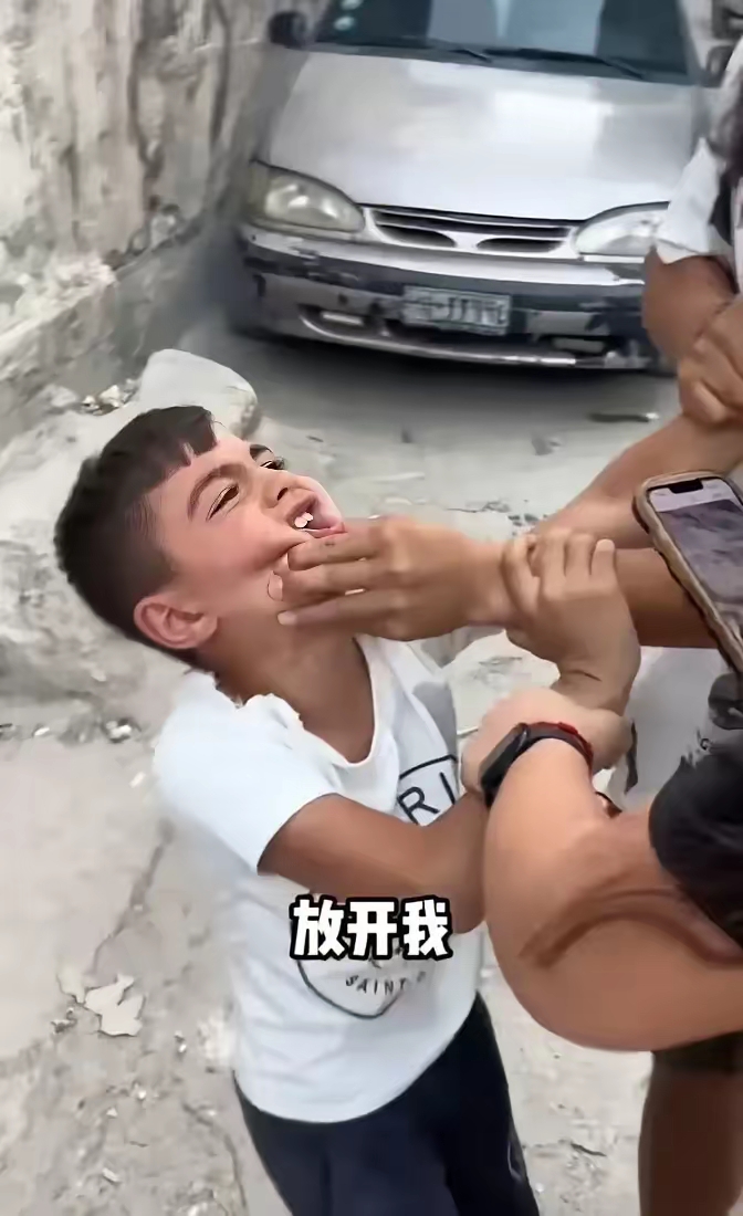 叙利亚的年轻人见了中国旅居者，张口就是“秦腔穷”，接着再来一句“F克油”，这成了他们的口头禅。咱们国家对叙利亚没少帮忙，无论是经济上、人道救援还是战后重建，都给了不少支持。按理说，他们应该有点礼貌才对