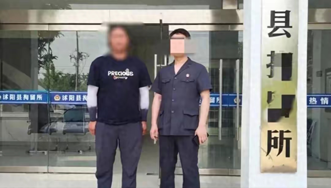 因拖欠学杂费，家长被拘留15日！网友：头次听说这么离谱事


前言:
假如你是一位家长，为了供孩子上学，你会省吃俭用攒钱，甚至贷款，也要让孩子接受良好的教育，因为你心里清楚，孩子的未来，与教育是分不开