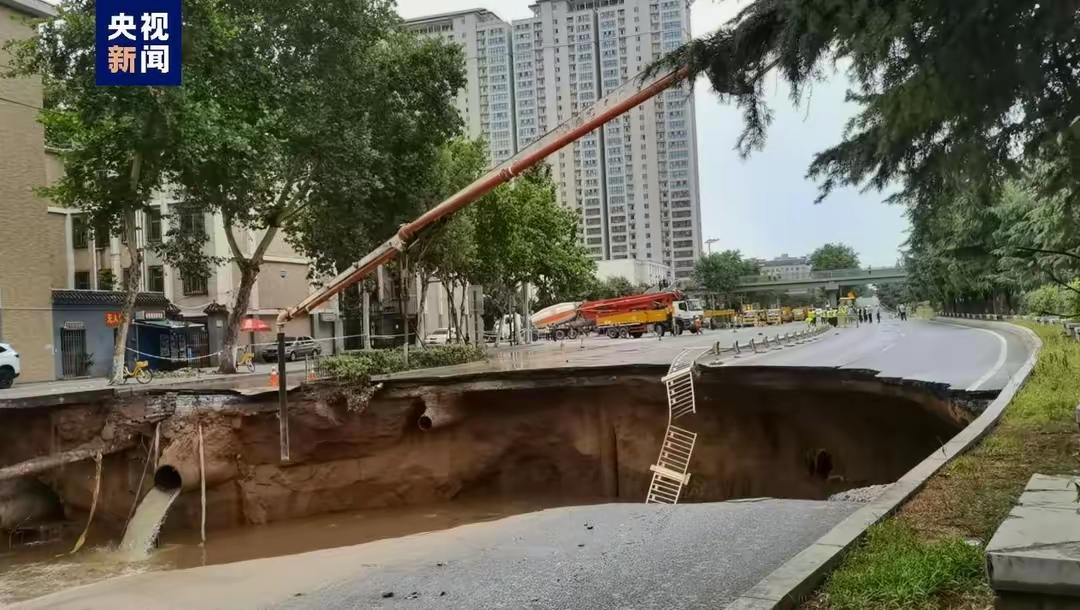 西安在建地铁发生涌水涌砂致路面塌陷 已转移群众800余名

单枪大鳄

7月1日8时许，西安在建的地铁8号环线因为突发涌水涌砂导致路面出现塌陷，当地紧急转移周边区域5栋楼的353户800余名群众，现场