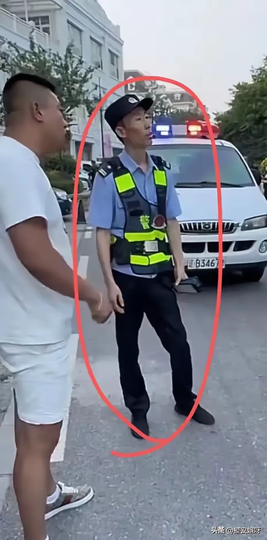 据说这是大连旅游区出了停车事件，帽子叔叔来处理的过程中实地照片。可这两个帽子叔叔