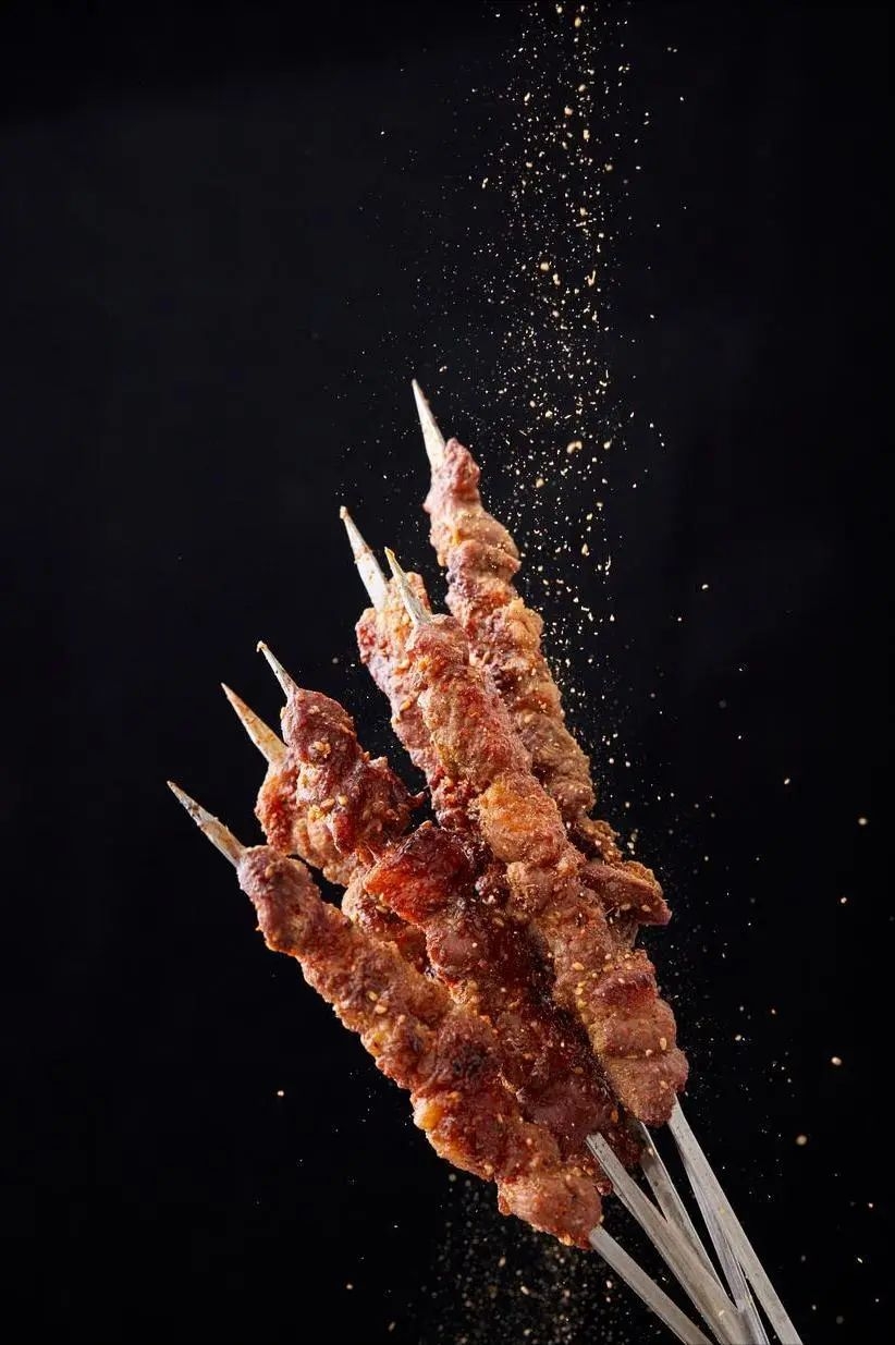 夏日炎炎啊，夏日的晚上餐饮业又迎来“烧烤”的盛宴了。烧烤，有电烧烤和炭烧烤。用木炭烧烤，烤出来的更好吃一点。烧烤种类繁多，比较流行的有烤：羊肉串、五花肉、腰子、板筋、马步鱼、鱿鱼、生蚝、面筋、馒头片、
