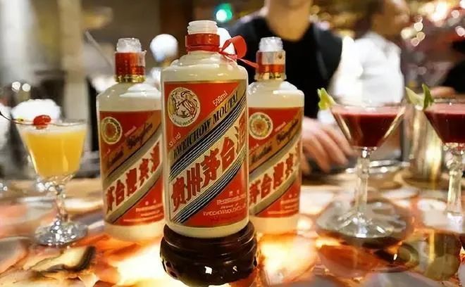 国产名优白酒多如林啊，但茅台稳居金字塔顶端的位置是无法撼动的。毕竟：玉液琼浆，南北一方；名甲天下，茅台争光；若论先后，数我长江”……“白酒不提赶茅台，不是不准赶，而是赶不了”；您老喝什么酒？喝茅台吧，