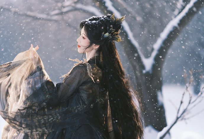 鞠婧祎在2025年“快手超级夏晚”演绎《锦鲤抄》舞台。她的古装造型图片一组欣赏。鞠婧祎早年曾在《国风美少年》清唱《锦鲤抄》片段，此次为首次完整舞台演绎，空灵声线融合戏腔转音。2025年8月30日晚8点