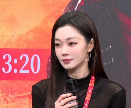 宋轶御姐黑长直造型图片几张。宋轶在2025年8月29日《与晋长安》新浪扫楼活动中的黑长直造型，凭借极致简约的暗黑美学与反差魅力引爆全网热议，成为近期内娱御姐风范的巅峰演绎。
宋轶以垂坠感极强的黑长直亮