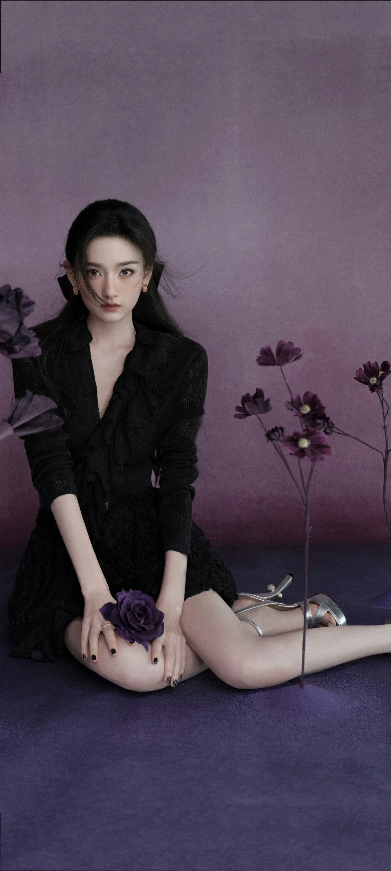 宋祖儿黑裙造型图片一组。在2025年8月25日南京DIOR品牌活动中，宋祖儿身穿黑色蕾丝裙演绎“黑天鹅”造型，却频繁做出眨眼、嘟嘴、夸张大笑等俏皮表情。黑裙造型凸显腿部纤细修长，生图获评“P图不敢企及