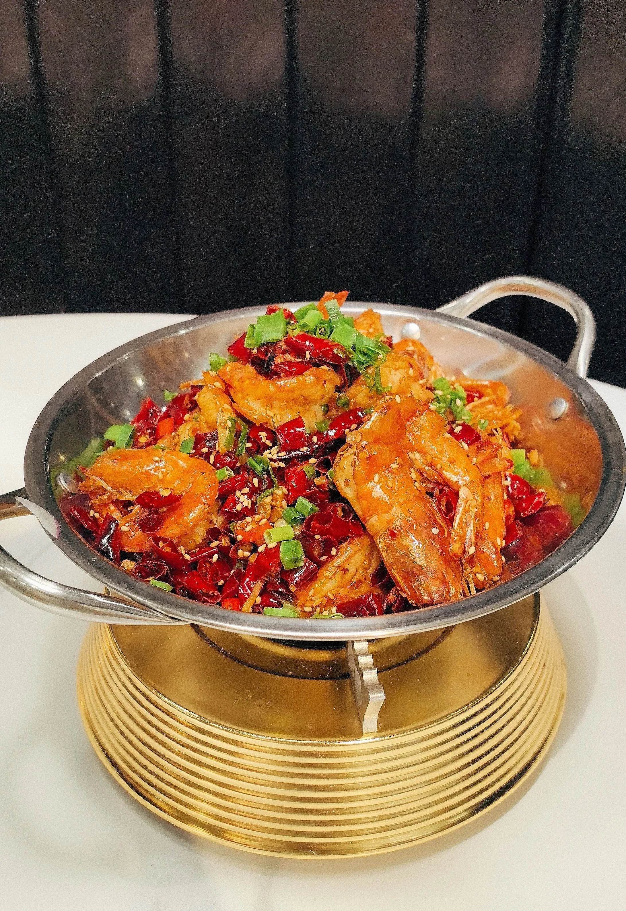 干锅香辣虾来了。干锅香辣虾是一道融合酥脆、香辣、鲜嫩口感的川渝经典菜肴，其核心在于虾的酥脆外壳与麻辣酱汁的完美结合。这道菜高蛋白低脂：大虾为主料，适合补充优质蛋白。然后这道干锅香辣虾色香味俱全啊，可以