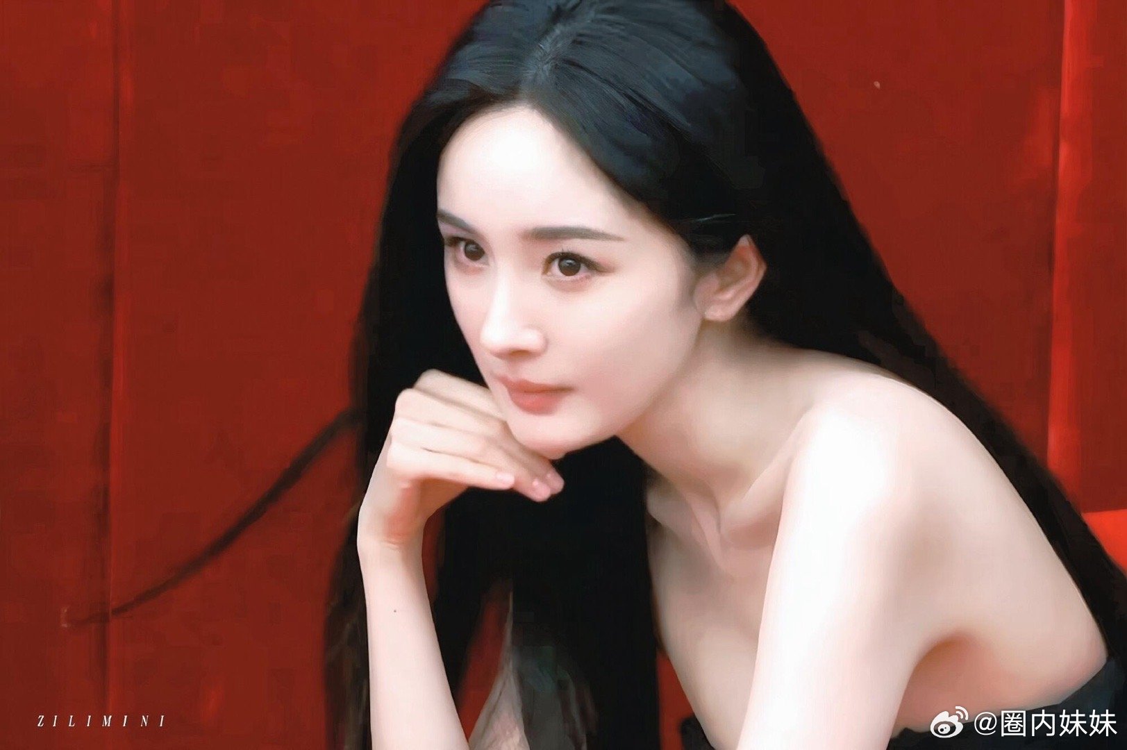 杨幂的黑长直造型美图精选。杨幂的黑长直美学：内娱造型天花板的统治力。
2025年8月，“#黑长直还得看杨幂#”话题席卷社交媒体，引发全网对杨幂经典造型的热议。她的黑长直发丝如瀑、自带高光质感，发尾打理