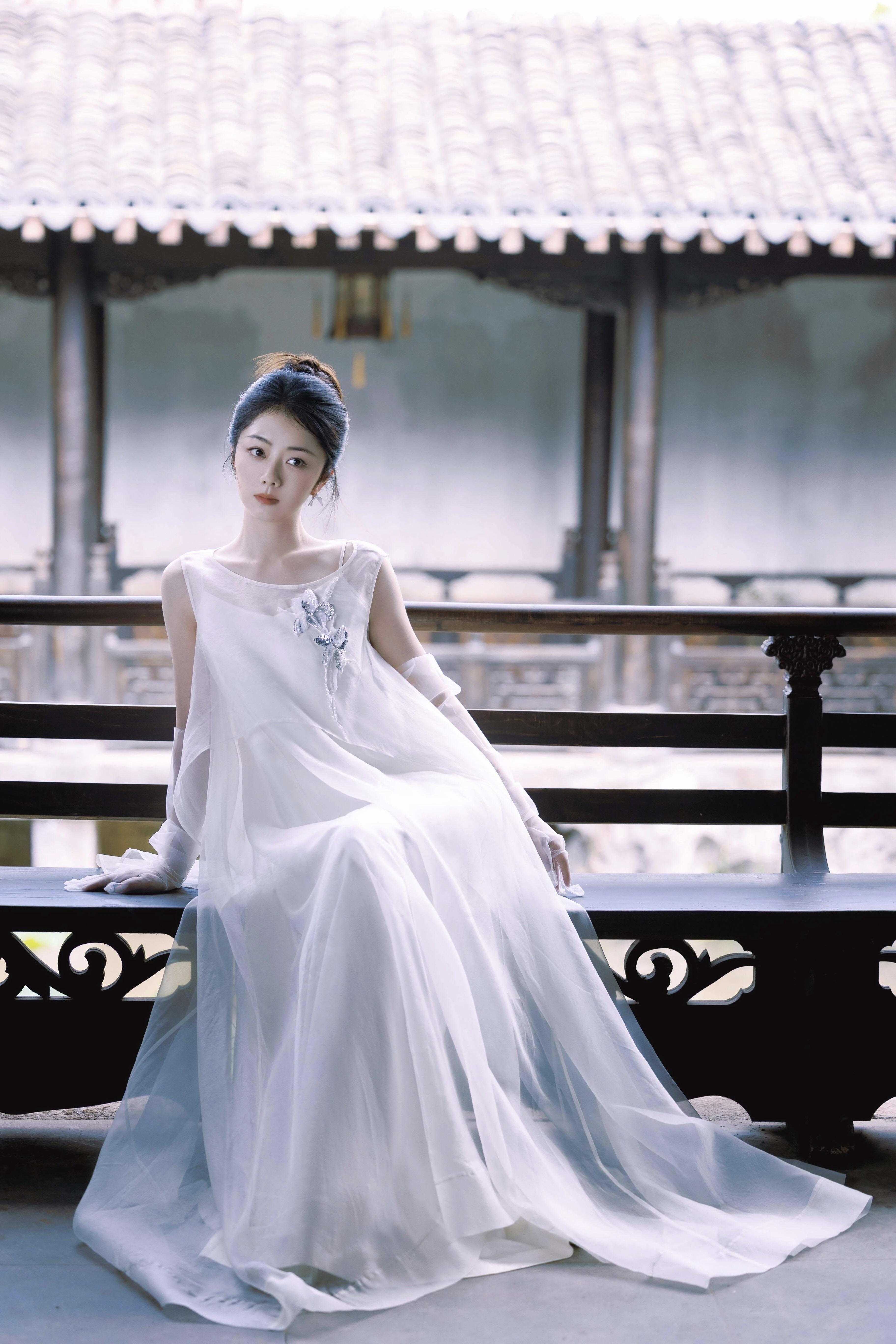 谭松韵“清冷美人”造型形象美图欣赏。谭松韵近期凭借新中式写真及待播剧角色，成功打破过往“甜美少女”标签，塑造出极具讨论度的“清冷美人”形象。在这套造型中：
纯白纱裙+盘发：以极简的纯白色纱质新中式长裙