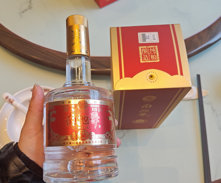 有很多媒体——其中很多还是“自媒体”一直在唱衰我国传统“白酒”，甚至唱衰整个白酒产业。说什么“年轻人不喝白酒了，白酒产业很快要不行了”云云，等等等……但某著名白酒企业的名人说“年轻人不喝白酒，是因为二