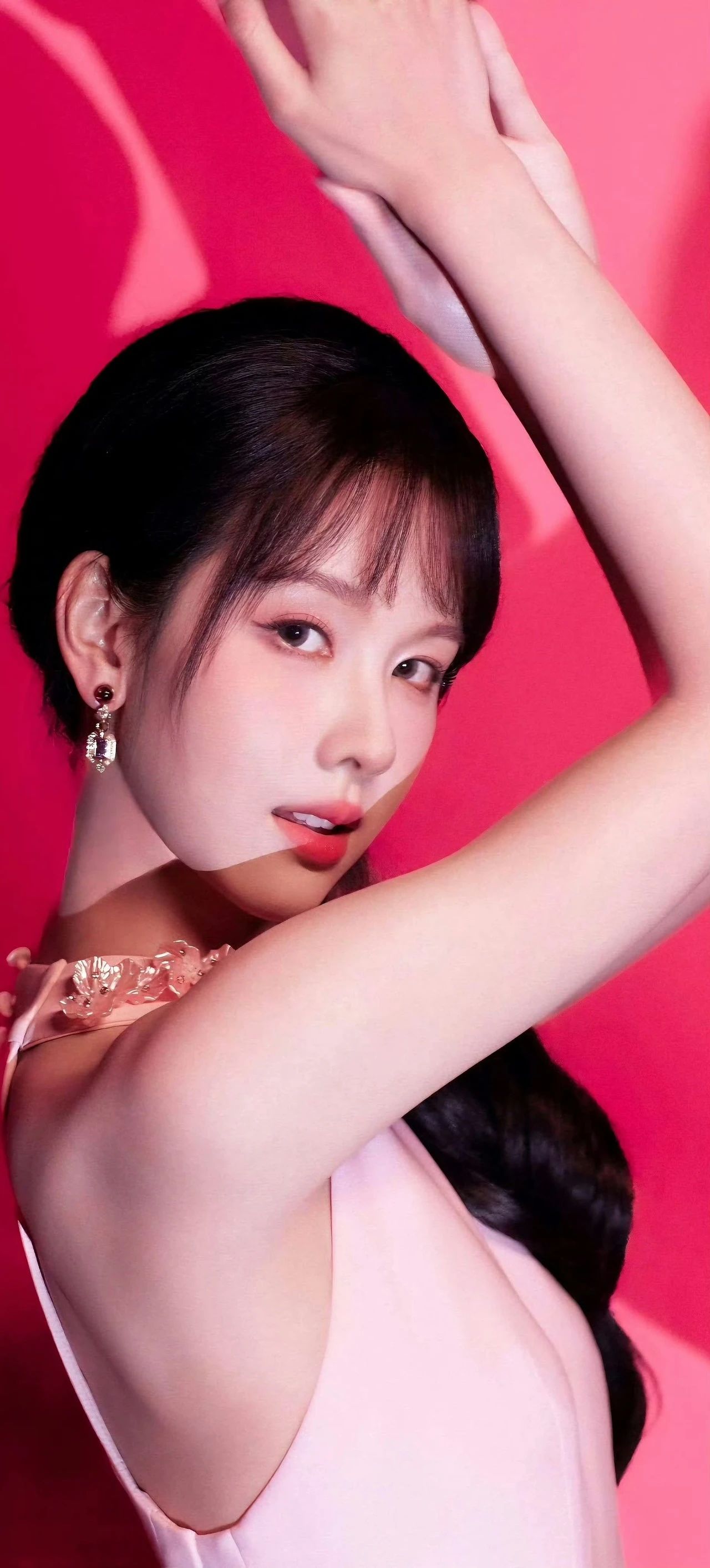 陈都灵“粉色挂脖裙”与浓妆风格美图欣赏。[爱心][爱心][爱心]陈都灵的浓妆风格近期因2025年8月倩碧品牌活动造型引发热议。
陈都灵因拍戏额头撞伤需刘海遮挡，发型师设计“发丝比心”编发，搭配粉色挂脖