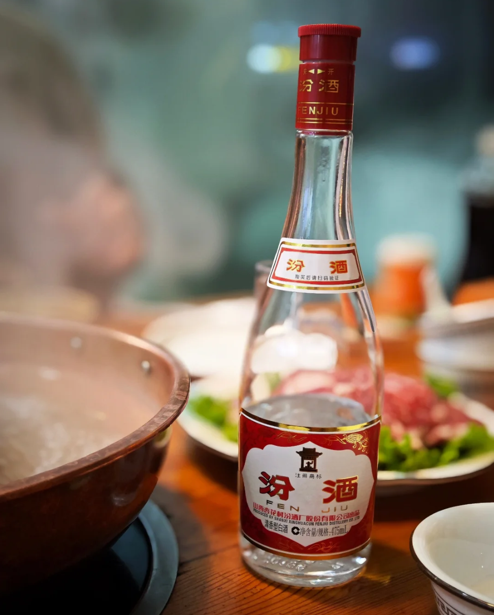 玻璃瓶装的光瓶汾酒，暨玻汾，有红盖和黄盖两种。红盖42°，黄盖53°。市场销量特别不错，是很多喜欢喝酒但预算有限的酒友们特别喜爱的好酒。特别是黄盖玻汾53°的，销量最好特别受欢迎了。[赞][静静吃瓜]