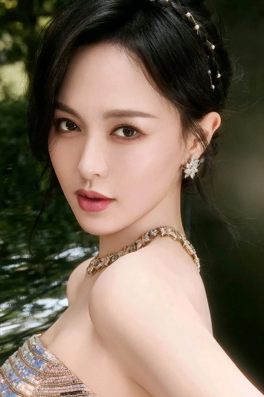唐嫣出席金熊猫奖颁奖仪式的“流光鱼尾裙”造型美图欣赏。唐嫣在2025年9月13日成都举行的第二届金熊猫奖盛典红毯上，以一套惊艳的“流光鱼尾裙”造型引发全网热议。
礼服出自印度设计师Rahul Mish