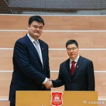 近日，中国篮协现任主席郭振明接受了央视节目《篮球公园》的专访，期间他谈到了前任篮协主席姚明的贡献。他对姚明的工作和贡献做了高度评价。
郭振明在担任中国篮协主席后多次公开评价前任姚明的工作，核心观点聚焦
