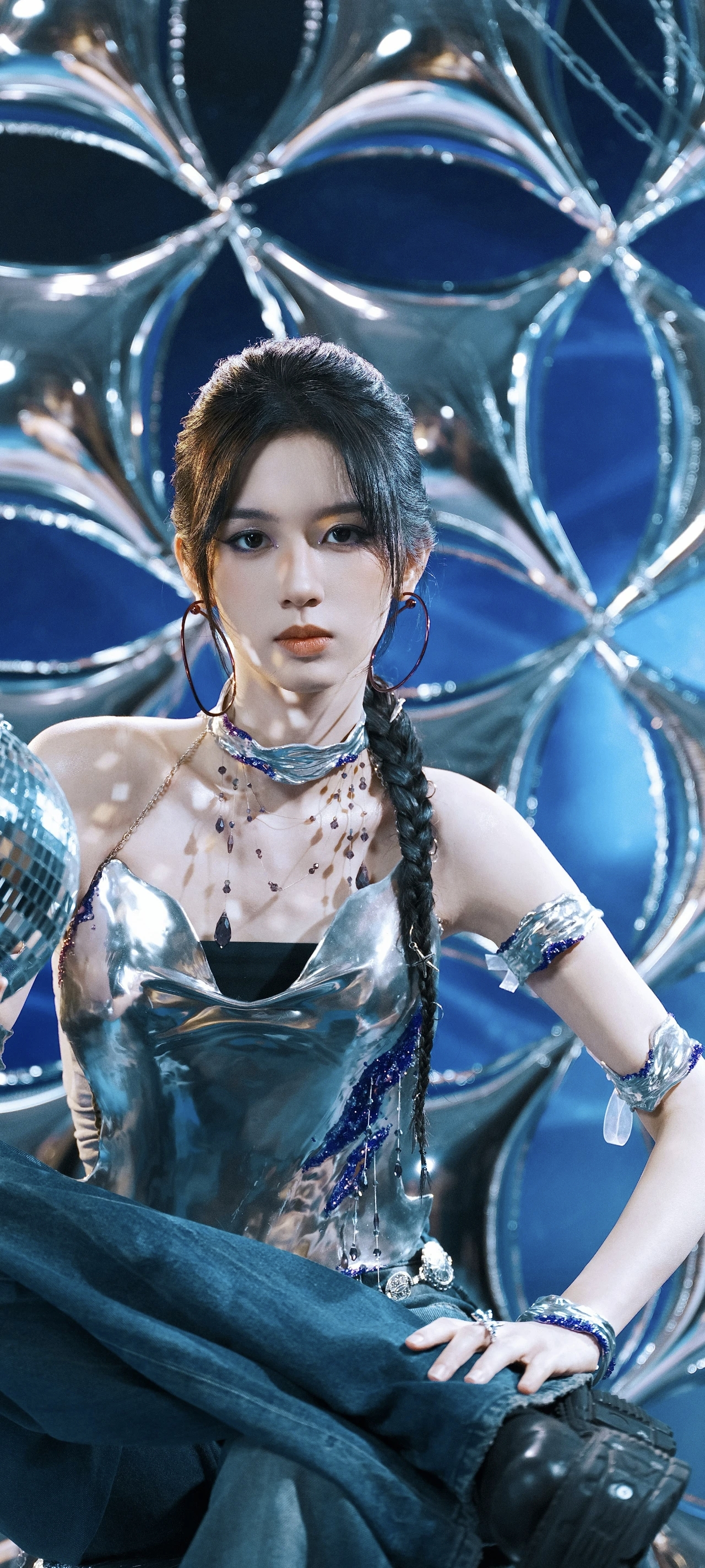 周也“赛博电竞少女”造型图片欣赏。2025无畏契约嘉年华表演赛，2025年8月24日，周也作为特邀嘉宾亮相无畏契约手游（简称“瓦手”）年度总决赛明星表演赛（重庆站），以“赛博电竞少女”造型引爆全网热议
