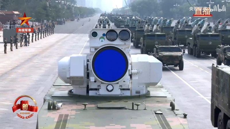 在刚刚结束的九三大阅兵中，我国展示了多种激光武器。这是一种特别独特的武器，它们在阅兵中出现，令人眼前一亮，感到特别激动，特别振奋啊。
激光，是指用电学、光学及其他方法对工作物质进行激励，使其中的一部分