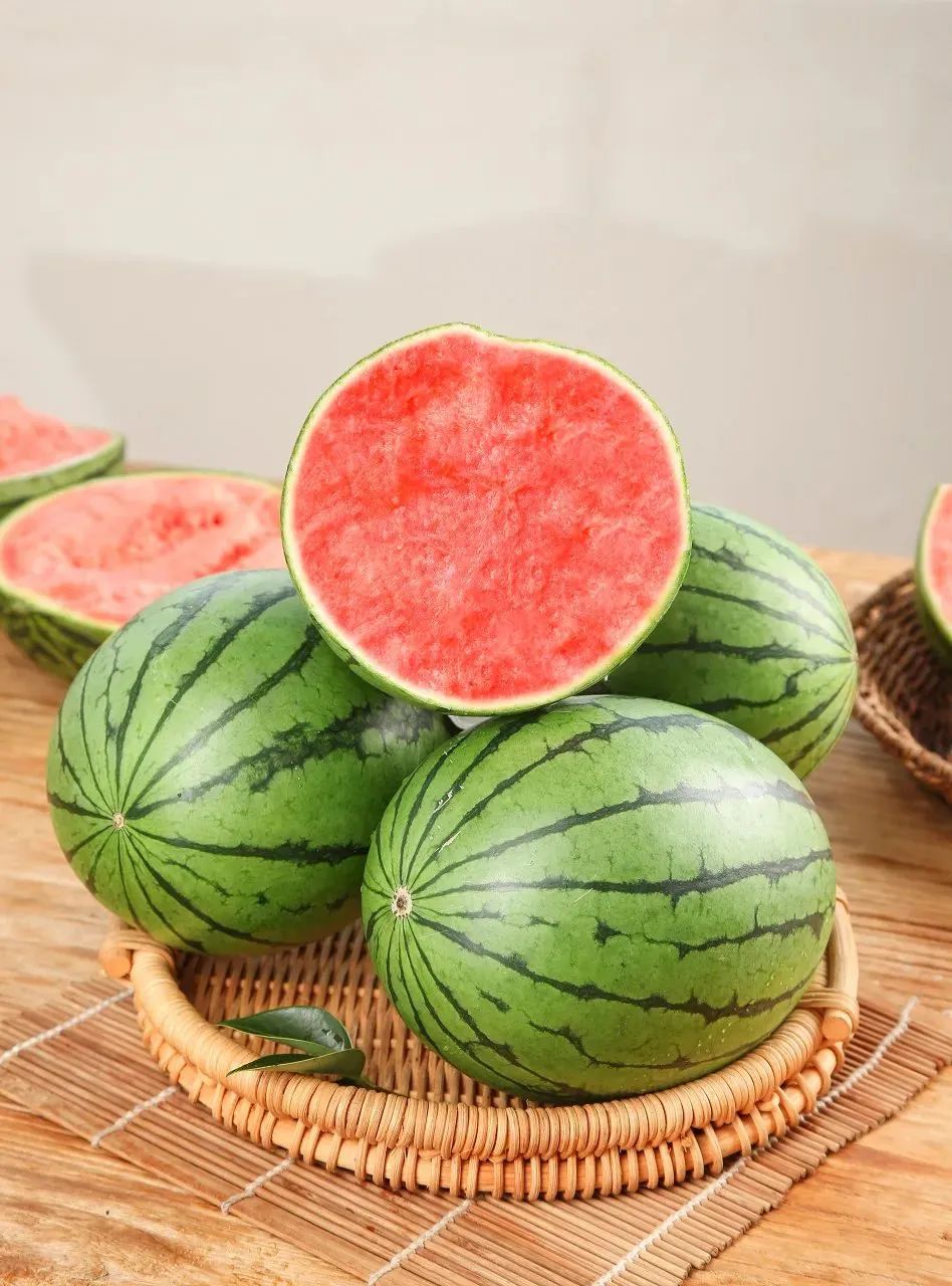 西瓜🍉的图片再来一组。有网友认为，现在的西瓜“越来越甜”了。西瓜越来越甜的现象主要源于现代农业科技的全面进步。比如：
通过多代杂交优选和基因技术，科研人员筛选出糖分积累能力强的品种。例如经典品种升级