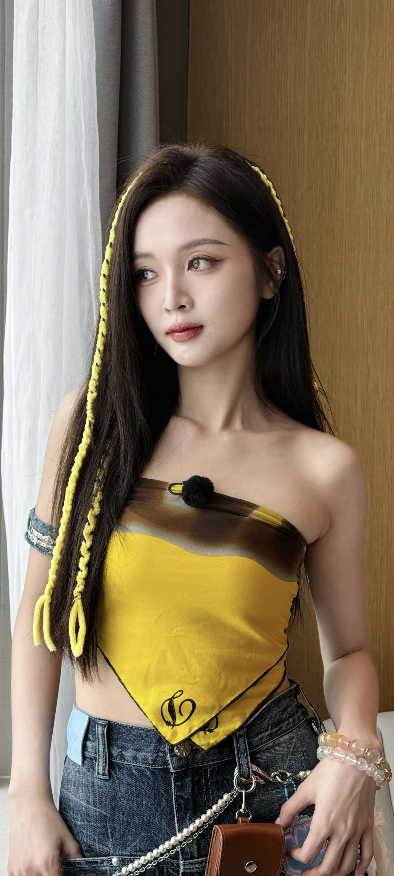吴宣仪丝巾上衣造型美图一组。吴宣仪在综艺《假期中的她们》（芒果TV《乘风2025》衍生团综）中以“丝巾上衣”造型引爆全网热议，其设计巧思与时尚表现力成为焦点。
丝巾重构上衣：将传统丝巾通过剪裁或特殊系