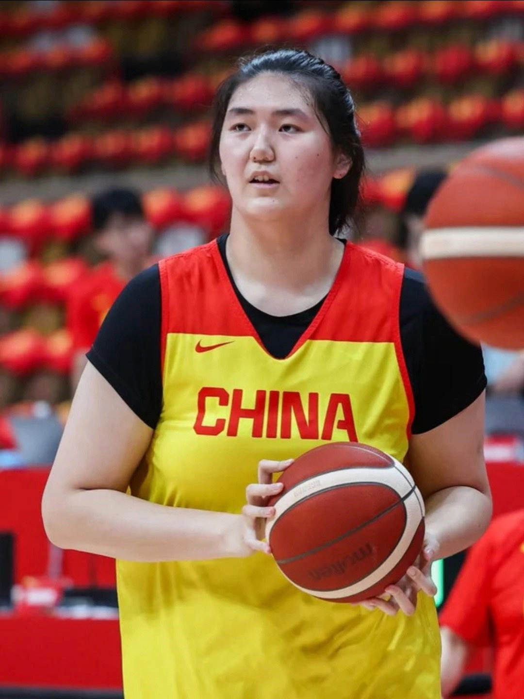 篮球消息：山东女篮以不菲的代价签下张子宇，新赛季这位18岁的女篮国手将代表山东女篮征战WCBA联赛。
根据最新消息，山东女篮已正式签下18岁的中国女篮国手张子宇，这一引援被多方描述为“以不菲的代价”达