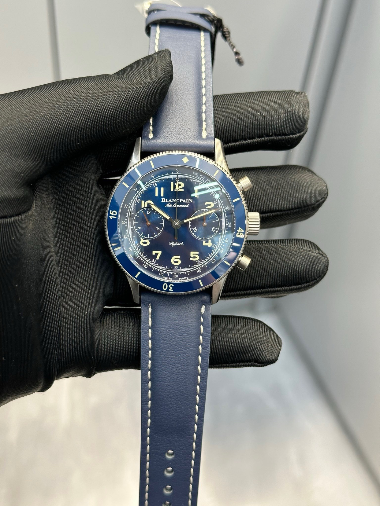 宝铂全新Ait Command空军司令系列AC02极具传奇色彩的计时码表，新款空军司令在设计上忠于历史传统，并将上世纪50年代的复古风格和宝珀的高级制表工艺充分融合！1⃣️表壳采用钛金属材料，表径42