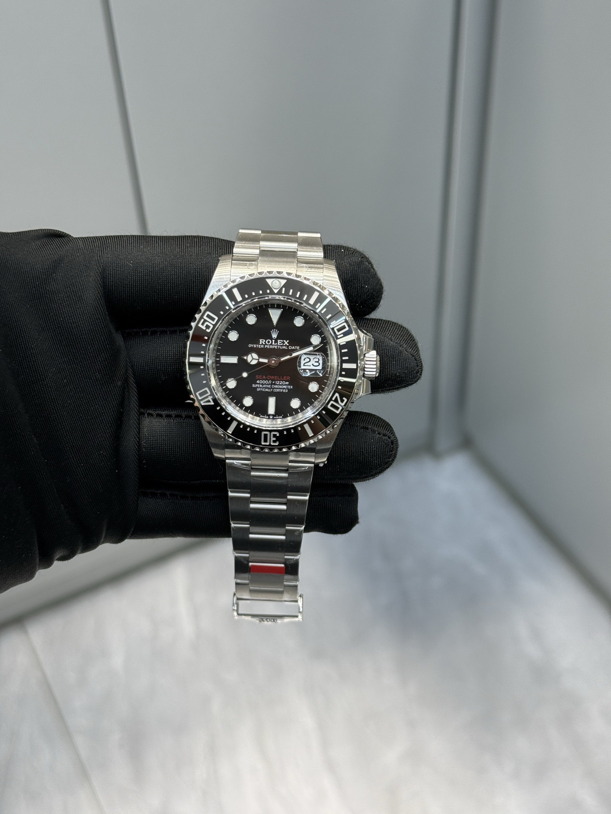 劳力士“丹红鬼王”：深海中的一抹亮色

在劳力士的专业潜水表家族中，“鬼王”是海使型系列的昵称，以其强悍的防水性能著称。而“丹红鬼王”，则是其中非常特别的一款。

它最特别的地方是什么？颜色！

顾名