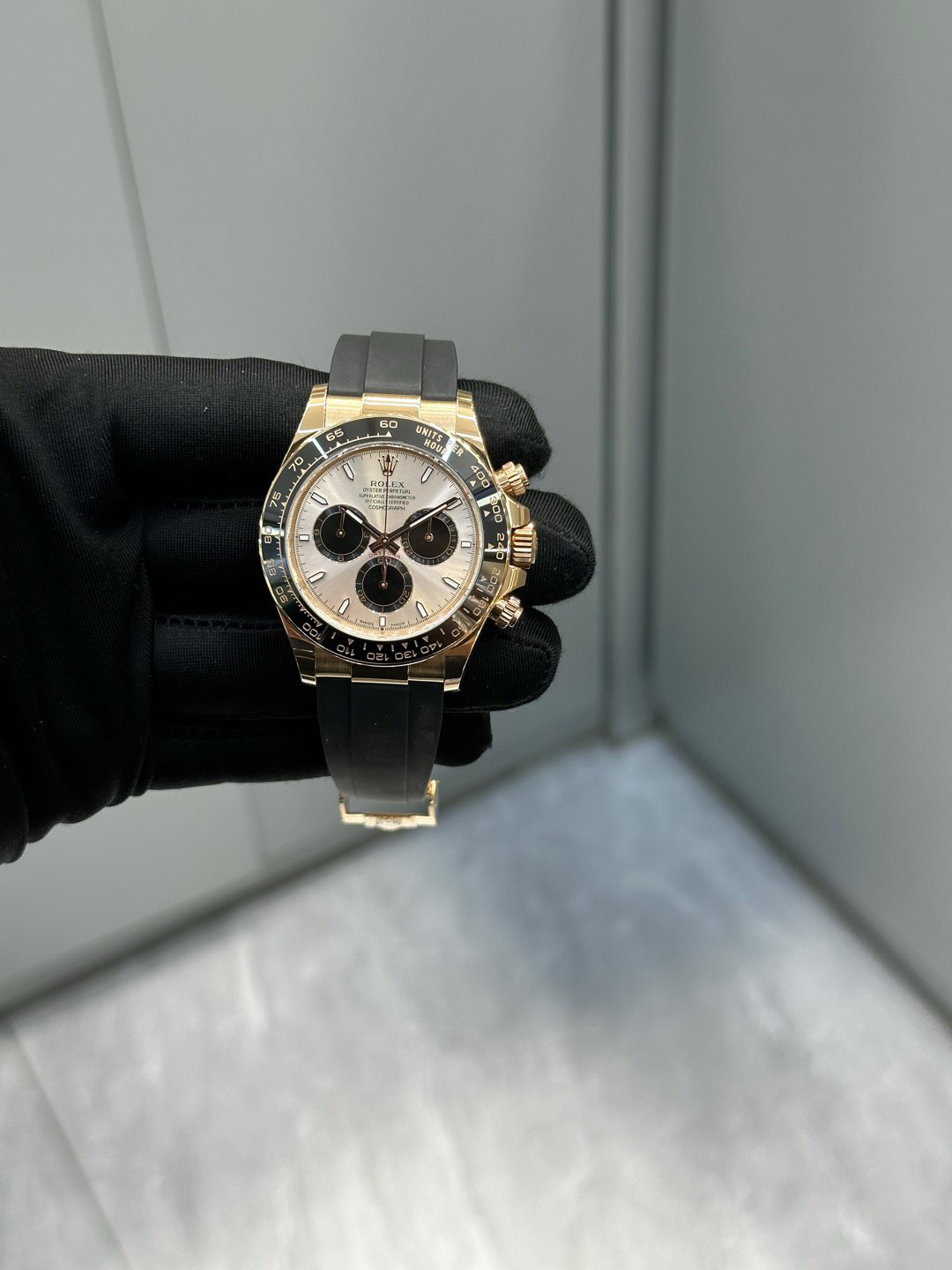 劳力士玫瑰金迪通拿：奢华与性能的完美结合

劳力士迪通拿（Daytona）系列一直是计时腕表中的经典，而玫瑰金款式更是将奢华与运动风格完美融合。这款腕表凭借其标志性的设计、精准的机芯和贵金属材质，成为