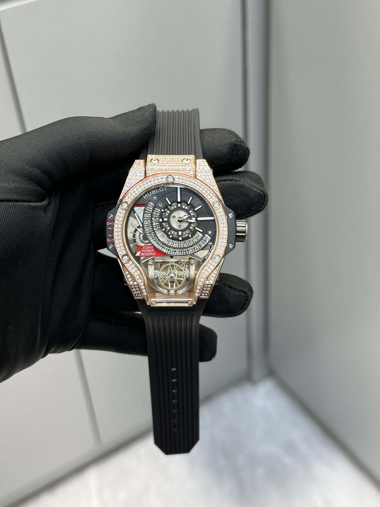🇧🇧恒宝HUBLOT
魔兽M列909.NX.1120.RX.1704抛光金属，人工镶嵌207颗钻石，阳极化处理红色铝质下部结构附6颗H形金属螺丝！原装机械机芯！
认准细节不迷茫
